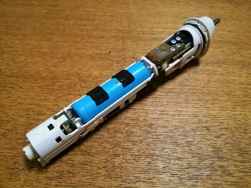 本体の金属は錆び、異臭が漂う