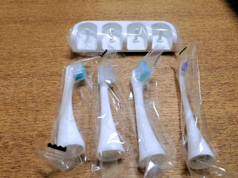 EW-DA51に付属しているブラシ類。 左から 密集極細毛ブラシ, シリコンブラシ,マルチフィットブラシ, ポイント磨きブラシ,
