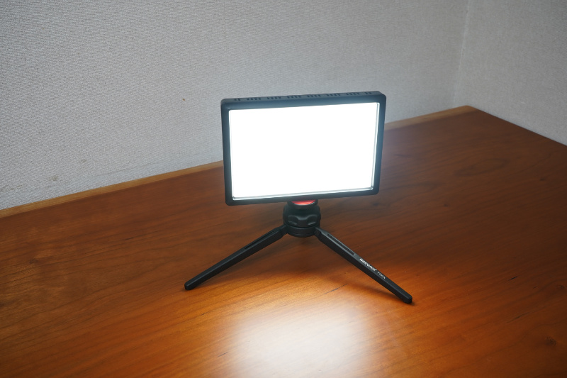 Neewer製 ZC-12B(104 LEDライト)をミニ三脚に装着した様子